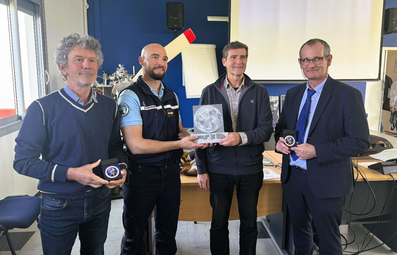 Remise du trophée, de gauche à droite : Eric Saphy (AMSA), Adjudant de la BGTA, Eric Spampinato (CAF), Jean-Pierre Méau (Rectorat de Bordeaux)